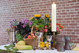 Auf dem Altar sind Frchte und Blumen angerichtet.