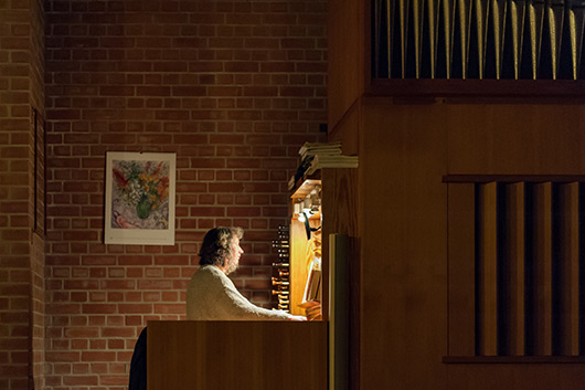 Die Organistin der Trinitatiskirche, Ulrike Rau, bei ihrer Interpretation der Fuge H-Moll von Johann Sebastian Bach.