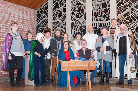 Vor dem Pfingstfenster der Trinitatiskirche haben sich die mitwirkenden Jugendlichen und Erwachsenen zum Gruppenbild aufgestellt.