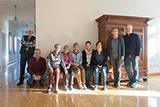 Die Mitglieder des Kirchenvorstands haben sich im Foyer des Gstehauses im Kloster Engelthal zum Gruppenbild platziert.