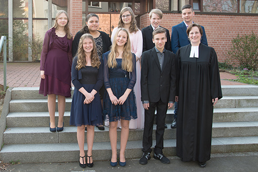 Auf dem Treppenaufgang vor der Trinitatiskirche haben sich die Noch-Konfirmandinnen und -Konfirmanden zum Gruppenbild aufgestellt.