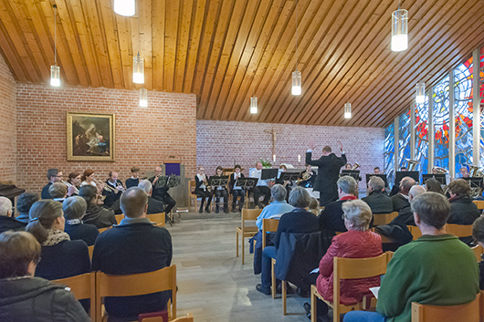 Blick aus dem hinteren Teil der Kirche in Richtung Altarraum, wo der Posaunenchor in einem groen Halbkreis sitzt.