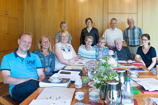 Blick in den groen Gemeinderaum, wo der Kirchenvorstand seine Klausur an Tischen abhlt.