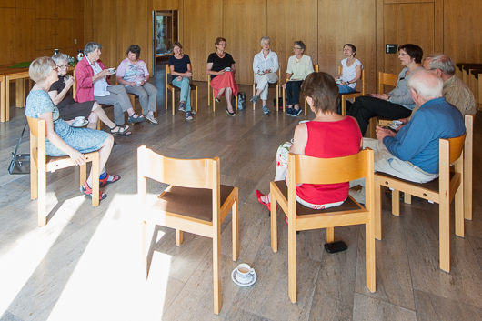 Blick in den Gemeinderaum der Trinitatiskirche, wo die Teilnehmerinnen und Teilnehmer des Predigtnachgesprchs in einer Runde sitzen und diskutieren.