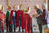 Eine Sternsingerin schreibt den Segensgru auf ein Stck Holz, das fr die Tr eines von den Sternsingern besuchten Haus steht.