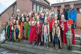 Die Sternsinger haben sich mit ihren Betreuerinnen und Betreuern auf der Treppe vor der Trinitatiskirche zum Gruppenbild aufgestellt.