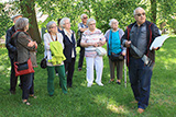 Ein Teil der Seniorengruppe im Auenbereich der Kirche von Treisbach.