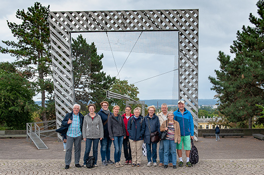 Die Mitglieder des Kirchenvorstands haben sich zum Gruppenbild oberhalb der Karlsaue in Kassel aufgestellt.