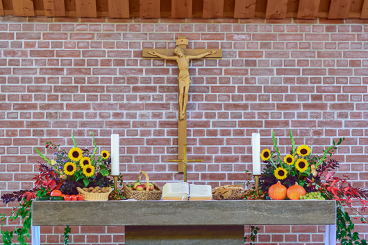 Frchte und Blumen auf dem Altar der Trinitatiskirche.