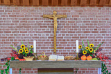 Frchte und Blumen auf dem Altar der Trinitatiskirche.