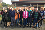 Gruppenbild mit allen Helferinnen und Helfern im Auenbereich der Trinitatiskirche.