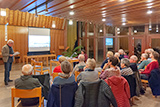 Blick in den groen Gemeinderaum der Trinitatiskirche, wo das Ehepaar Rau und die Zuschauer zu sehen sind.