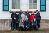 Die Mitglieder des Kirchenvorstands haben sich zum Gruppenbild vor dem Alten Forsthaus in Germerode aufgestellt.