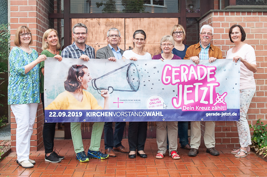 Die Kandidatinnen und Kandidaten der Kirchenvorstandswahl 2019 haben sich vor dem Eingang zur Kirche zum Gruppenbild aufgestellt.