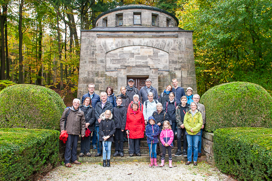 Die Teilnehmerinnen und Teilnehmer der Gemeindewanderung haben sich vor dem Behring-Mausoleum zum Gruppenbild aufgestellt.