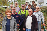 Die Helferinnen und Helfer bei der Gartenaktion haben sich im Auenbereich der Trinitatiskirche zum Gruppenbild aufgestellt.