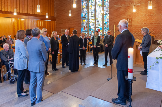 Die Mitglieder des neuen Kirchenvorstands stehen im Halbkreis vor dem Altar.