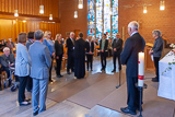 Die Mitglieder des neuen Kirchenvorstands stehen im Halbkreis vor dem Altar.