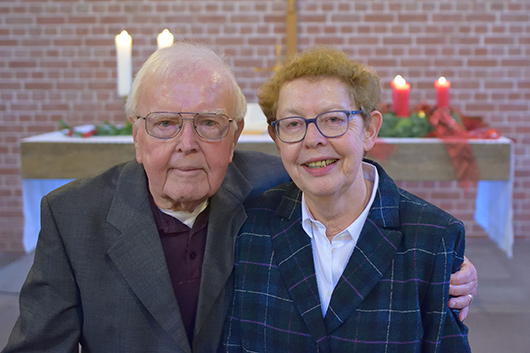 Dr. Erich Seitz und Isot Lehmann im Altarraum der Trinitatiskirche.