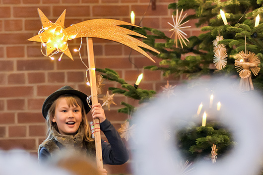 Eines der Kinder trgt den Stern von Bethlehem.