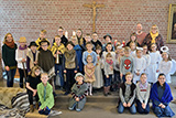 Gruppenbild der Krippenspiel-Kinder mit dem Kindergottesdienst-Teamern.