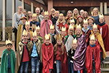 Gruppenbild mit den Sternsingern und dem Team der Sternsingeraktion 2020 vor dem Eingang der Trinitatiskirche.