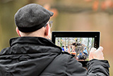 Blick auf das Tablet-Display des Kameramanns, der im Wald gerade die Szene aufnimmt, als die Hirten an der Krippe stehen.