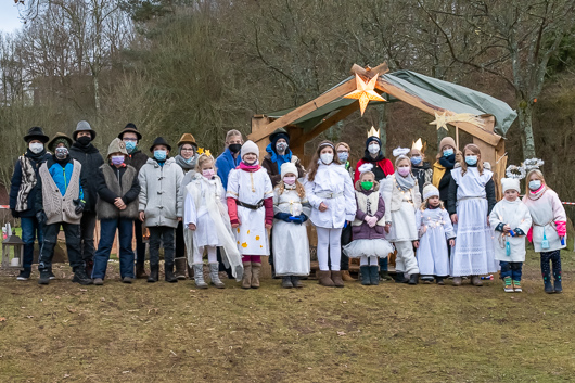 Die Mitwirkenden am Krippenspiel haben sich im Auenbereich der Trinitatiskirche zum Gruppenbild aufgestellt.