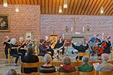 Blick in den Altarraum der Trinitatiskirche, wo die Mitglieder der Camerata Marburg musizieren.