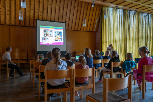 Die Teilnehmerinnen und Teilnehmer des Kinder-Weltgebetstag folgen einer Prsentation ber das Leben in Taiwan.