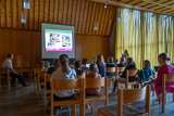 Die Teilnehmerinnen und Teilnehmer des Kinder-Weltgebetstag folgen einer Prsentation ber das Leben in Taiwan.