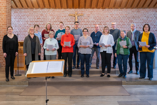 Die Mitglieder des neuen Gemeindechors haben sich vor dem Altar zum Gruppenbild aufgestellt.