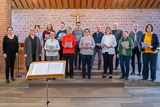 Die Mitglieder des neuen Gemeindechors haben sich vor dem Altar zum Gruppenbild aufgestellt.