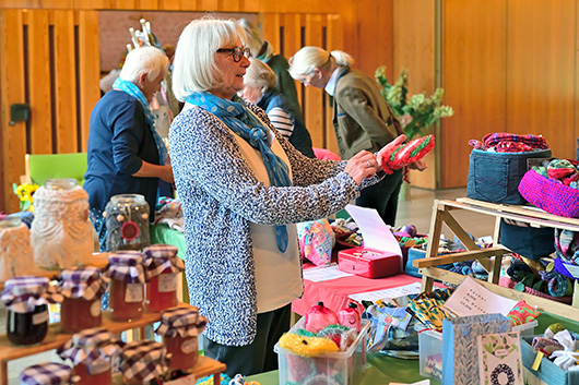 Ein Mitglied des Kreativteams aus Kirchhain prsentiert selbst hergestellte Produkte im Foyer der Trinitatiskirche.