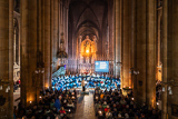 Weihnachtsmann und Nikolaus sitzen auf Sesseln im Altarraum der Trinitatiskirche und unterhalten sich angeregt.