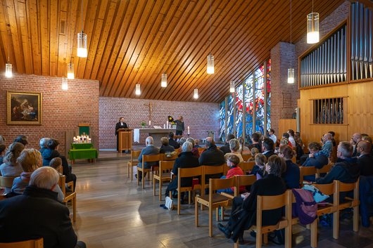 Blick vom Eingang der Trinitatiskirche auf die Gottesdienstgemeinde und den Altarraum, wo die Rabin Ricky in einem Anspiel die Hauptrolle spielt.