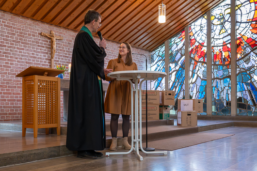 Dekan Burkhard von Drnberg und Diakonin Hannah Zimmerling im Gesprch an einem Stehtisch im Altarraum der Trinitatiskirche.