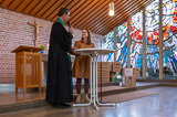 Dekan Burkhard von Drnberg und Diakonin Hannah Zimmerling im Gesprch an einem Stehtisch im Altarraum der Trinitatiskirche.