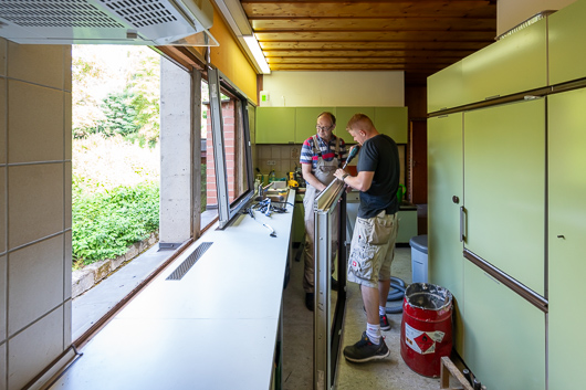 Zwei Mitarbeiter der Fa. Heuser beim Einbau der neuen Fenster in der Kche des Gemeindezentrums.