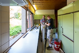 Zwei Mitarbeiter der Fa. Heuser beim Einbau der neuen Fenster in der Kche des Gemeindezentrums.