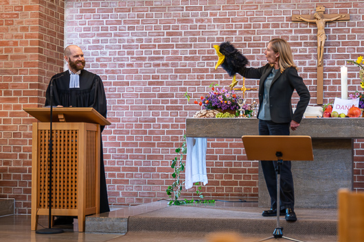Im Altarbereich sind Pfarrer Martin Hahn, Dorothee Mattern und die Rabin Ricky bei einem Anspiel zu sehen.
