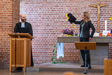 Im Altarbereich sind Pfarrer Martin Hahn, Dorothee Mattern und die Rabin Ricky bei einem Anspiel zu sehen.