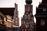 Blick auf einige Giebelhuser der Altstadt und die Ostseite des Greifswalder Doms St. Nikolai im Abendlicht.