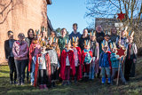 Die Sternsingerkinder, -jugendlichen und die Teammitglieder haben im Garten fr Viele(s) zum Gruppenbild aufgestellt.