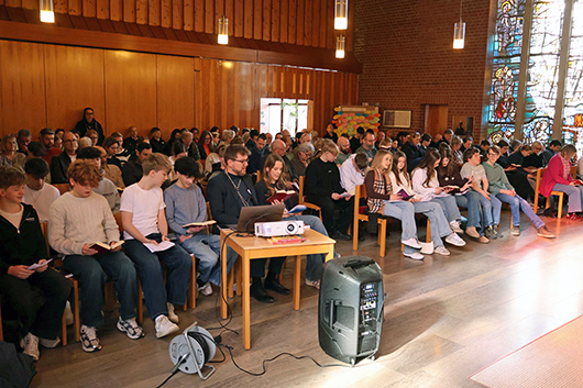Blick vom Altarraum in die bis auf den letzten Platz gef�llte Kirche.