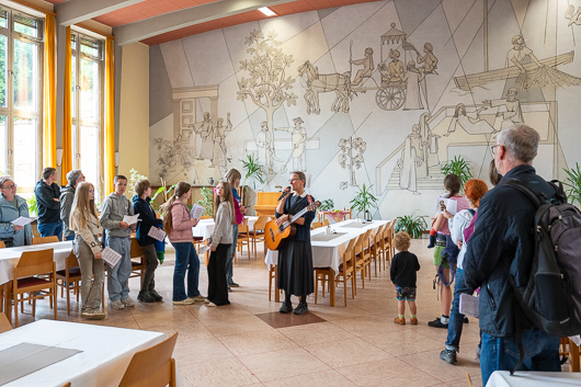 Blick in den Saal der Schwesterngemeinschaft des Diakonissenhauses Hebron, wo Schwester Christina die Teilnehmerinnen und Teilnehmer des Wandergottesdienst mit einem geistlichen Impuls begr��t.