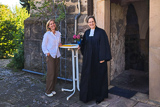 Vor dem Eingang zur evangelischen Martinskirche warten Pfarrerin Mohr und Doro Mattern auf die künftigen ABC-Schützen..