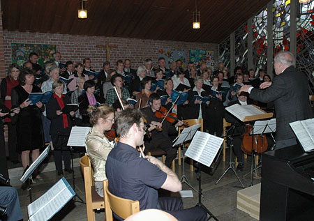 Foto, das den Blick auf die Kantorei im Altarraum der Triniatiskirche wiedergibt