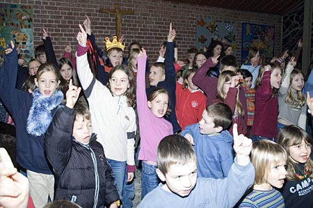 Foto, das eine Probe des Kinderchors für das Kinder-Musicals König Josia in der Trinitatiskirche zeigt