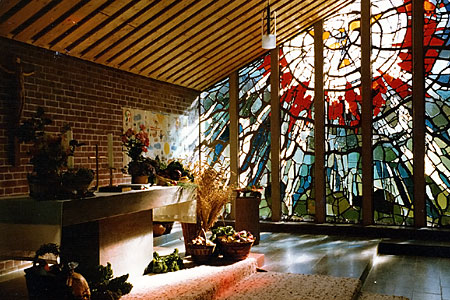 Fotografie des Altarraums mit dem Pfingstfenster am Erntedankfest